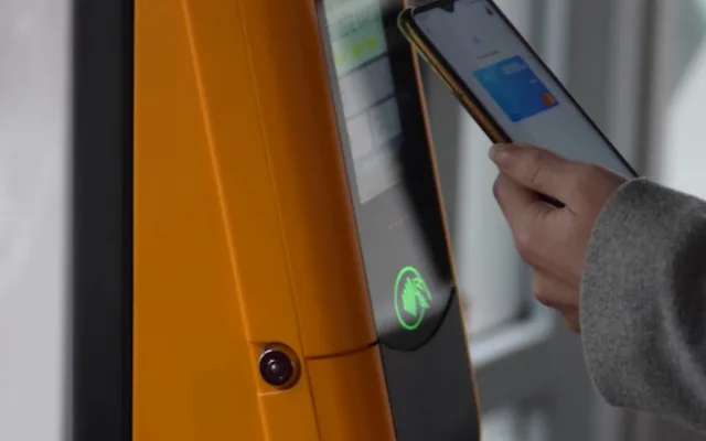 V Brně definitivně odzvonilo papírovým šalinkartám. Lidé si je mění za elektronické