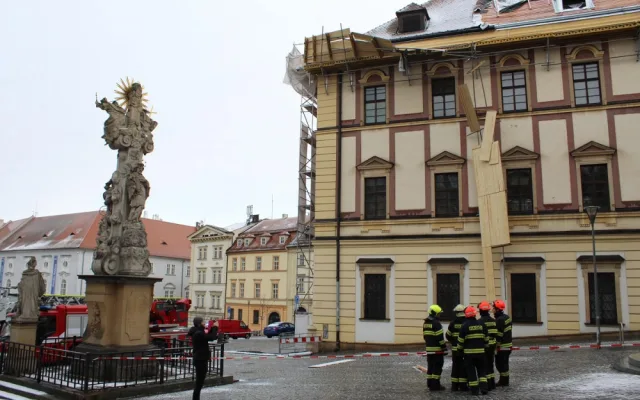 Sněhová bouře v Brně smetla lešení z budovy muzea na Zelném trhu