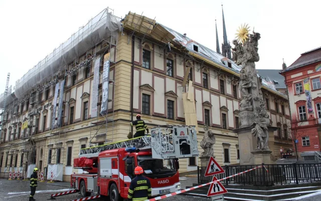 Sněhová bouře v Brně smetla lešení z budovy muzea na Zelném trhu
