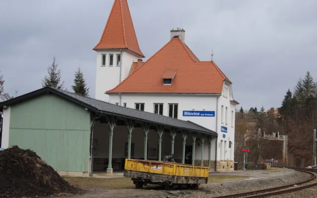Adamov je bez kolejí i nádraží. Vlaková trať z Blanska do Brna se rekonstruuje
