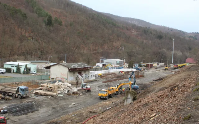 Adamov je bez kolejí i nádraží. Vlaková trať z Blanska do Brna se rekonstruuje