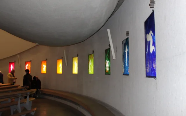 Kundera jako Jidáš. Brněnský futuristický kostel připomíná autorovo selhání