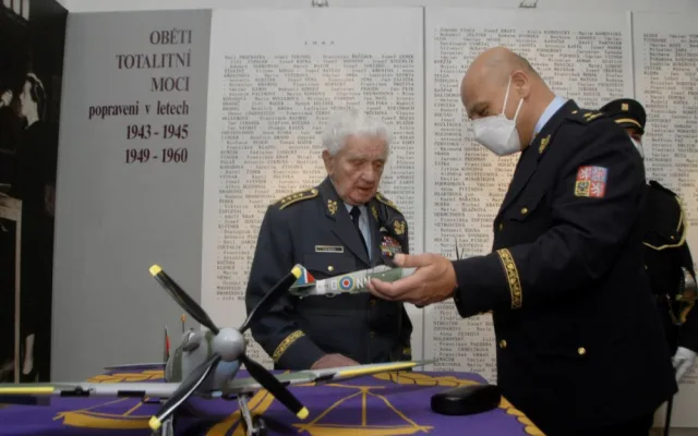 Poslední československý pilot RAF Emil Boček slaví devětadevadesáté narozeniny