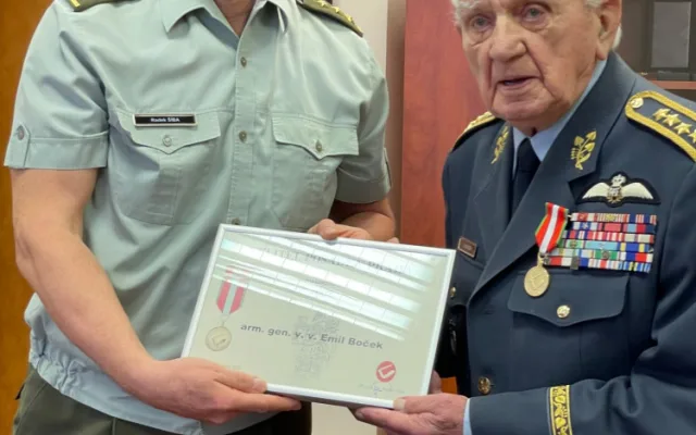 Poslední československý pilot RAF Emil Boček slaví devětadevadesáté narozeniny