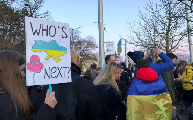 Před ruským konzulátem se sešli protestující
