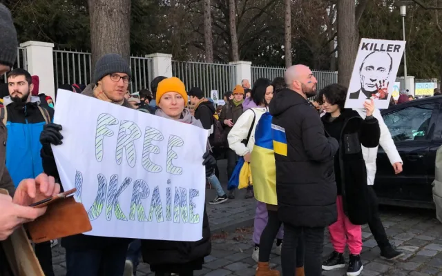 Před ruským konzulátem se sešli protestující