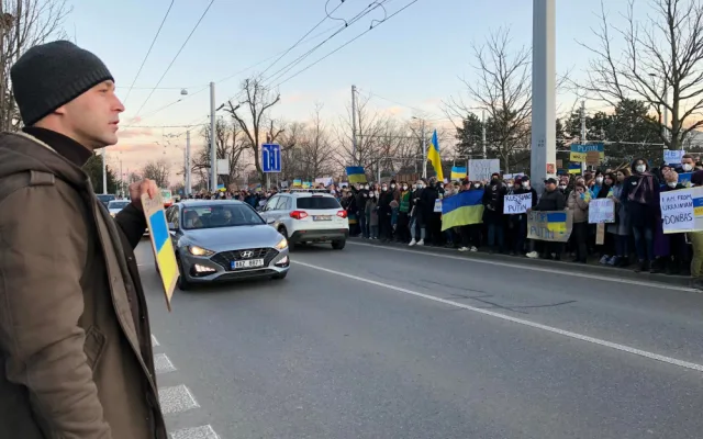 Před ruským konzulátem se sešli protestující