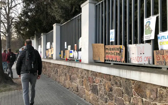 Před ruským konzulátem v Brně protestovali lidé proti invazi na Ukrajinu