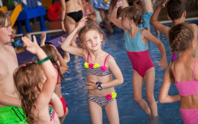 Aqualand Moravia má své superhrdiny, platí jim za to, že jezdí s dětmi na tobogánech