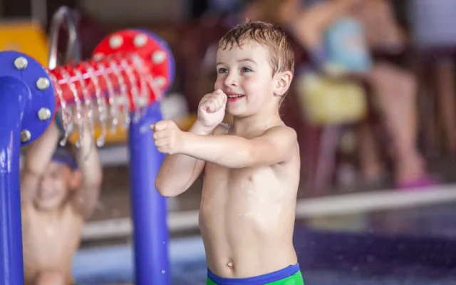 Aqualand Moravia má své superhrdiny, platí jim za to, že jezdí s dětmi na tobogánech
