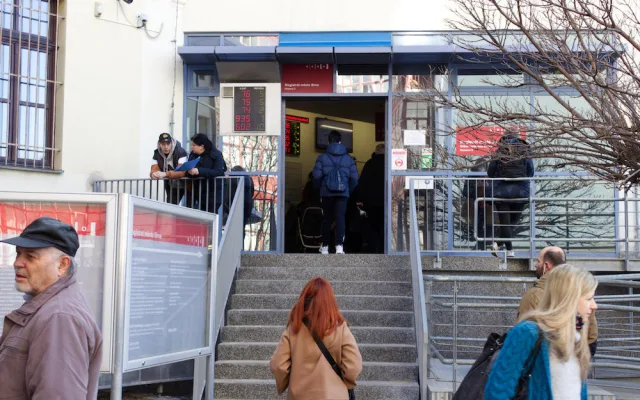 Lidé stojí před magistrátem v Brně hodinové fronty na pas