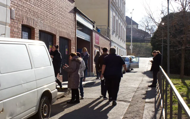 Lidé stojí před magistrátem v Brně hodinové fronty na pas