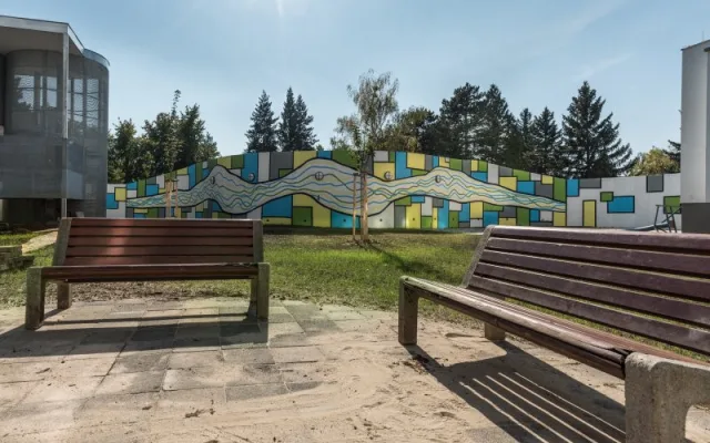 Zdravotníci z Brna udělali radost psychiatrickým pacientům. Pomalovali zeď v areálu nemocnice