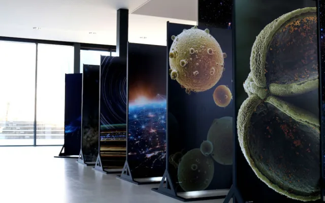 Unikátní spojení vesmíru a nanosvěta. Brněnská expozice boduje na světové výstavě i na hvězdárně