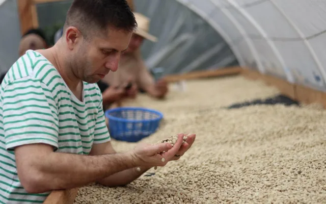 Jsme kávoví holisti. Důležitá je pro nás při výběru hlavně chuť, říkají majitelé qb coffee roasters