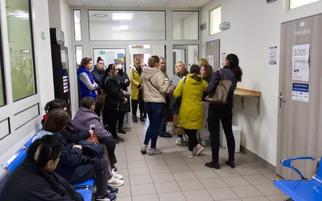 V Brně čekají Ukrajinci před pracákem několikahodinové fronty na státní příspěvky
