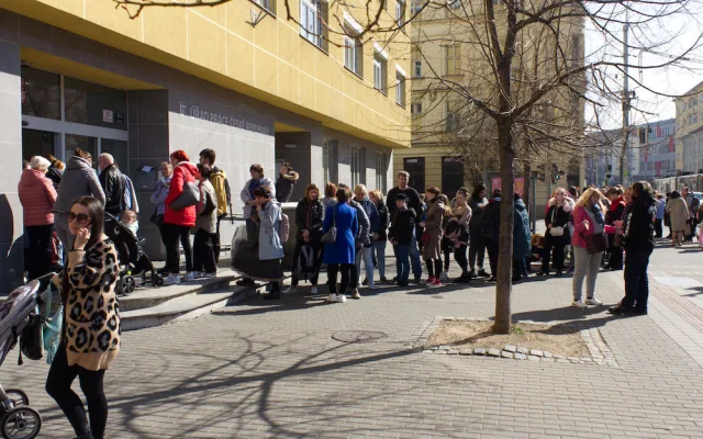 V Brně čekají Ukrajinci před pracákem několikahodinové fronty na státní příspěvky