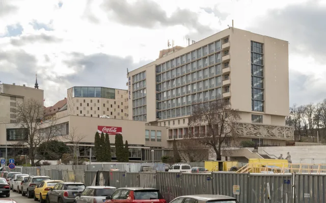 FOTO: BAM BRNO Hostil anglickou královnu, české prezidenty i hvězdy F1. Brněnský hotel International slaví šedesátku