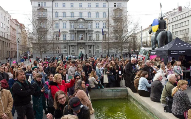 Pestrý průvod herců odstartoval divadelní festival v Brně