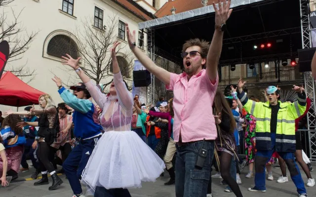 Pestrý průvod herců odstartoval divadelní festival v Brně