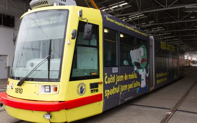 Brno bojuje proti zombíkům s mobily polepenou šalinou