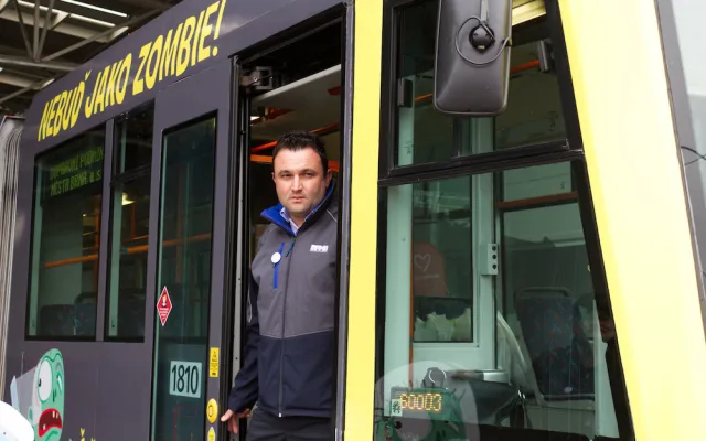 Brno bojuje proti zombíkům s mobily polepenou šalinou