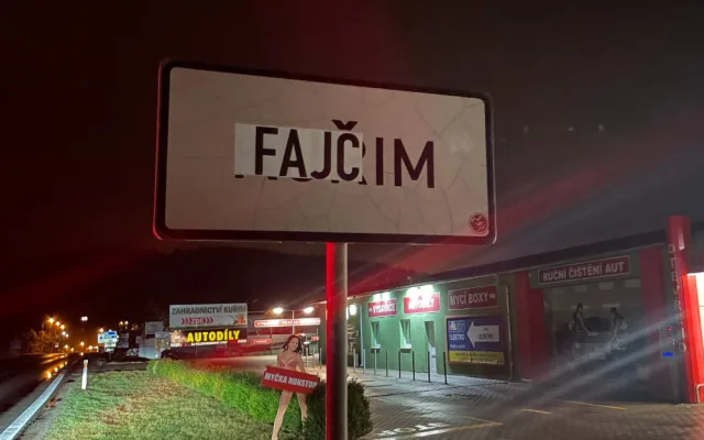 Vítejte ve Fajčimi. Recesisté přelepili dopravní značky v Kuřimi
