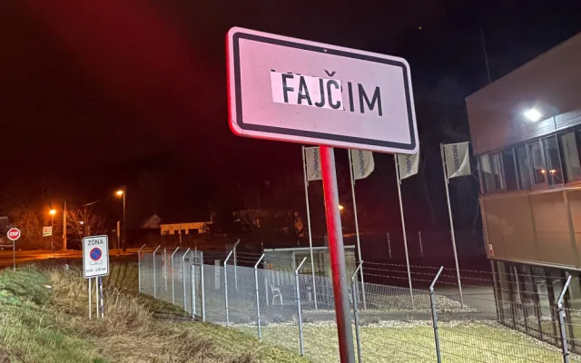 Vítejte ve Fajčimi. Recesisté přelepili dopravní značky v Kuřimi