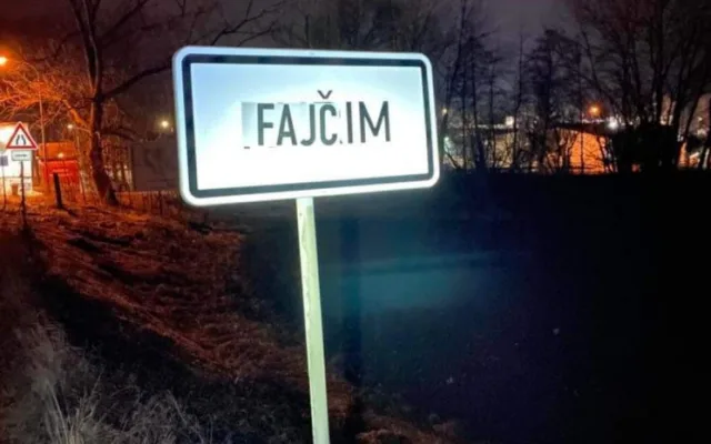Vítejte ve Fajčimi. Recesisté přelepili dopravní značky v Kuřimi