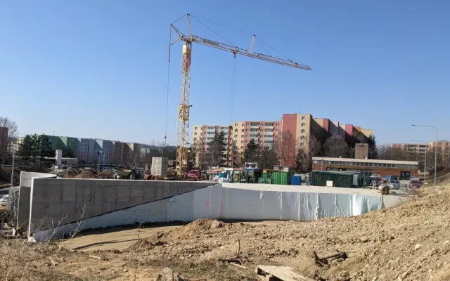 V tunelu do brněnského Kampusu začala pokládka kolejí