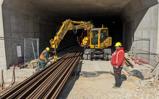 V tunelu do brněnského Kampusu začala pokládka kolejí