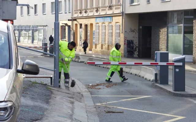 Na blokové čištění v Brně upozorňují řidiče značky i mobilní aplikace