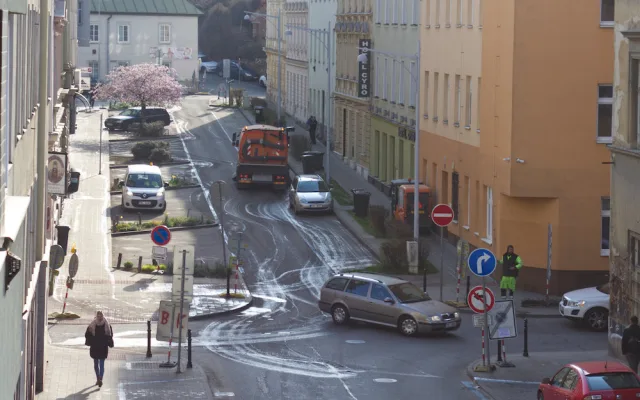 Na blokové čištění v Brně upozorňují řidiče značky i mobilní aplikace