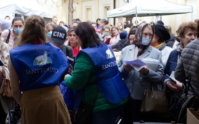 Stovky Ukrajinců stojí v Brně dlouhé fronty na potravinové balíčky