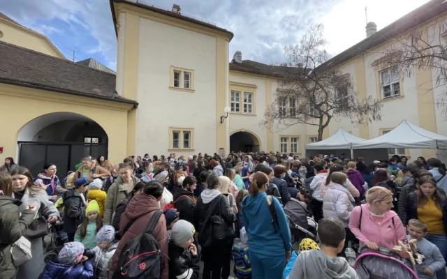 Stovky Ukrajinců stojí v Brně dlouhé fronty na potravinové balíčky