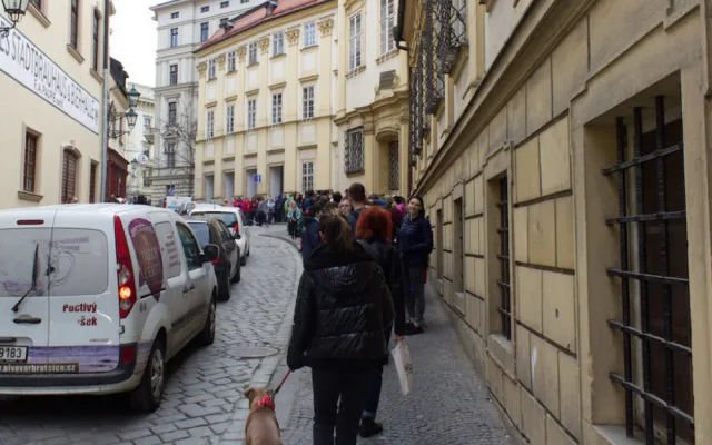 Stovky Ukrajinců stojí v Brně dlouhé fronty na potravinové balíčky