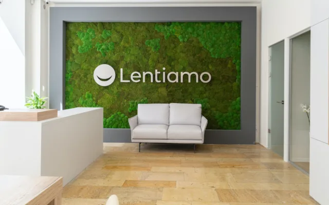 Nad výběrem brýlí už nemusíte mhouřit oči. Optika Lentiamo slaví v Brně 1 rok!