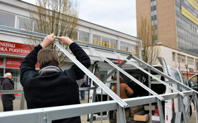 Blansko poznává umění. Přijďte si vyměnit semínka, lákají autoři skleníku na náměstí