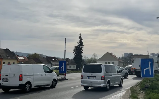 V Brně číhá nová dopravní past. U Tomkova náměstí se jezdí jen jedním pruhem