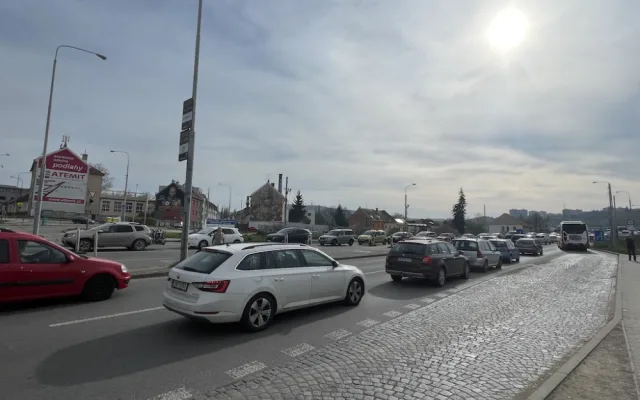 V Brně číhá nová dopravní past. U Tomkova náměstí se jezdí jen jedním pruhem