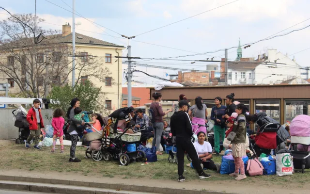 V centru Brna táboří desítky Romů z Ukrajiny. Nevíme co s nimi, zní od lidí i neziskovek