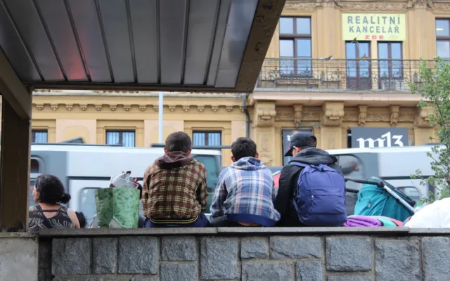 V centru Brna táboří desítky Romů z Ukrajiny. Nevíme co s nimi, zní od lidí i neziskovek