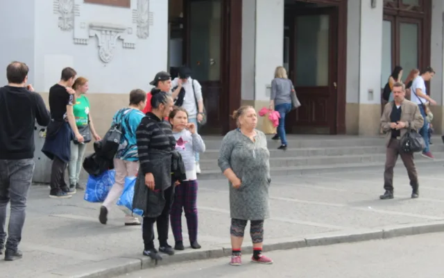 V centru Brna táboří desítky Romů z Ukrajiny. Nevíme co s nimi, zní od lidí i neziskovek