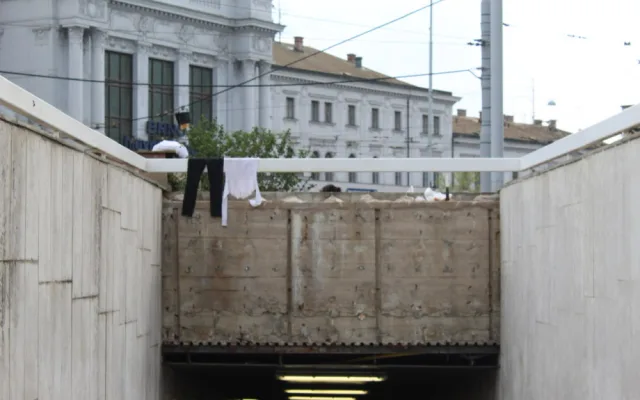 V centru Brna táboří desítky Romů z Ukrajiny. Nevíme co s nimi, zní od lidí i neziskovek