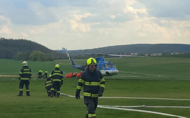 Hasiči v Brně hodiny bojovali s požárem lesa. Pomáhat musel vrtulník