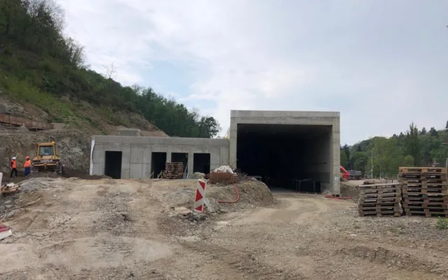 Brno kráčí k dopravnímu okruhu. Silničáři budují novou lávku a vybavují šalinový tunel