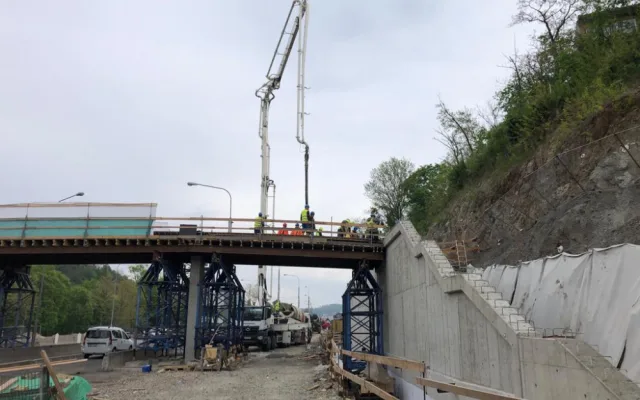 Brno kráčí k dopravnímu okruhu. Silničáři budují novou lávku a vybavují šalinový tunel