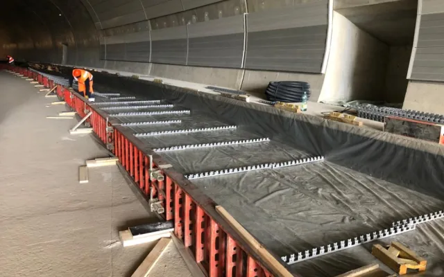 Brno kráčí k dopravnímu okruhu. Silničáři budují novou lávku a vybavují šalinový tunel