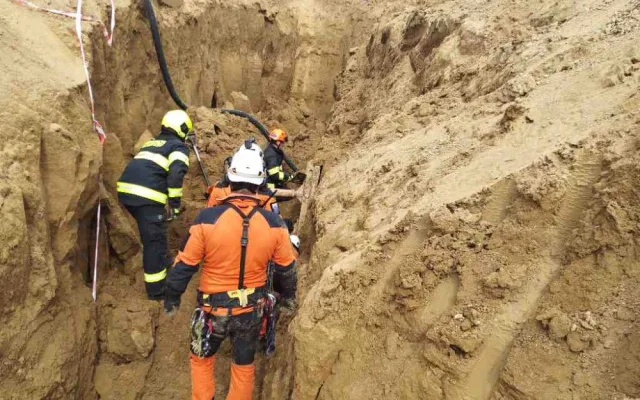 Na stavbě poblíž Brna zasypali dělníka zeminou. O život bojoval ve čtyřmetrovém příkopu