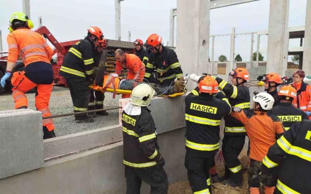 Na stavbě poblíž Brna zasypali dělníka zeminou. O život bojoval ve čtyřmetrovém příkopu